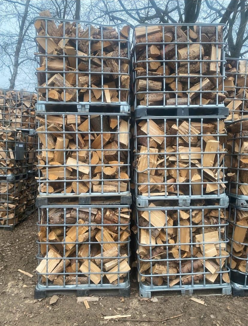 Gitterboxen voller gespaltener Hartholzscheite